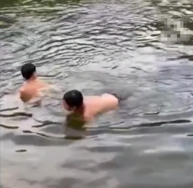  救人|路人拍男孩游泳遇险却被质疑不下水救人，网友：救人是情分，不救是本分