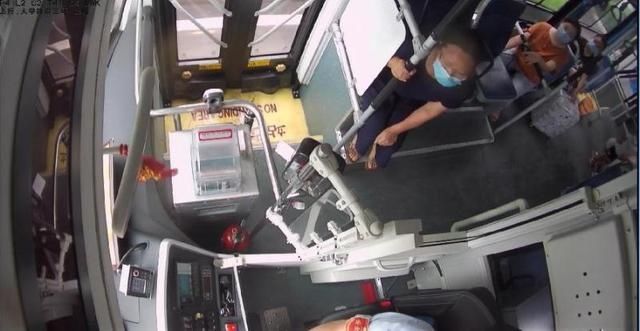  上车|刺激！公交上客时俩贼挤着不上车盗走乘客手机 司机开车直追将贼抓住，手机归还