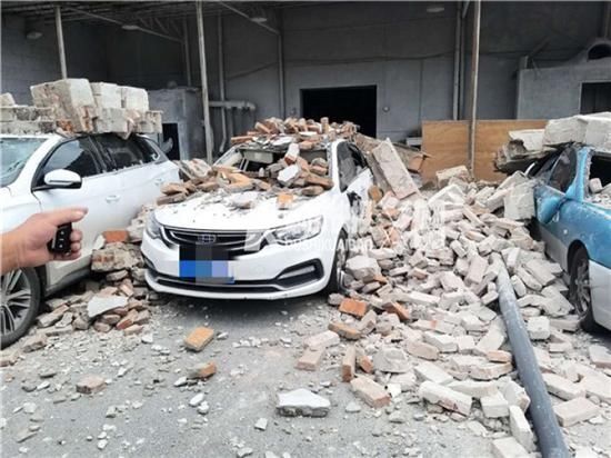  车主|今天中午杭州绍兴路一堵围墙倒塌，20多辆车被砸坏