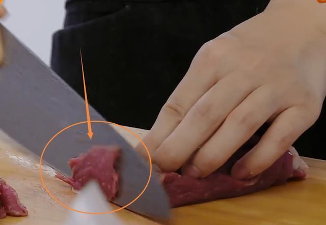 林大厨|赵丽颖节目切牛肉,镜头给到她手部特写,这是对备菜最大的尊重