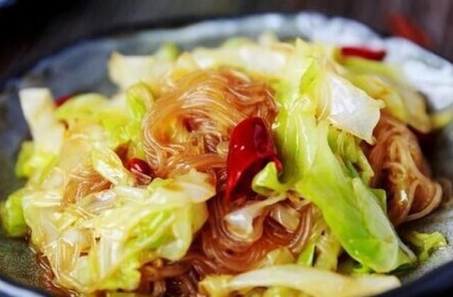 包菜|酸辣款包菜炒粉丝的好吃做法,脆嫩鲜香,弹软美味,家人特爱吃