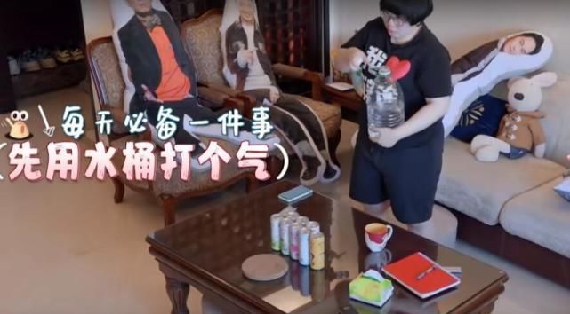  每人|女星开炸鸡店一天赚2百，员工餐每人95元，郑爽聪明让表姐当店长