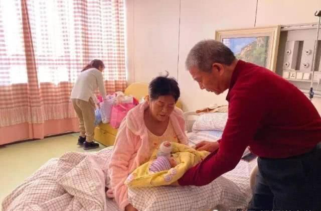 黄先生|67岁高龄产女,曾放话退休金一万养得起,半年了这家人现状如何
