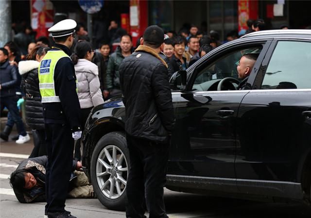  特定|碰瓷党也会针对特定人群？老司机：有行规，这3类车他们不碰！