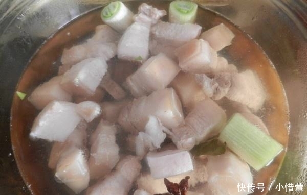  五花肉|炖肉直接焯水大错特错！牢记“这2步”，肉质鲜嫩没腥味，真好吃