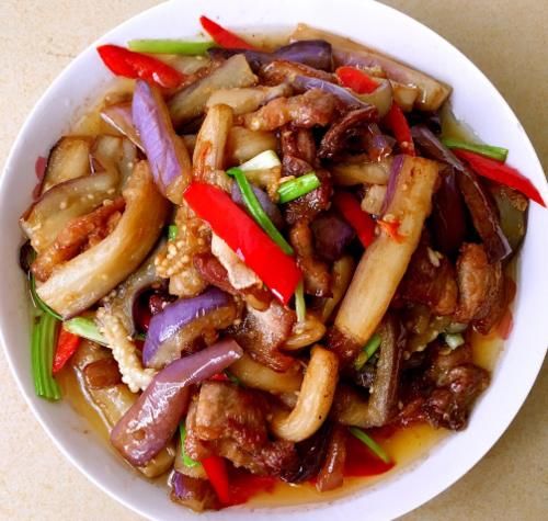  锅中加入适量的食用|鸡鸭鱼肉吃不起，在家做这5道快手素菜，几块钱一大盘，比肉还香