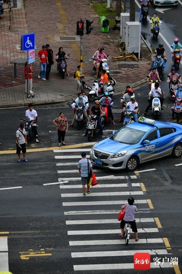 文明|不文明交通行为曝光台 | 海口这些不走“寻常路”的行人 前方有危险