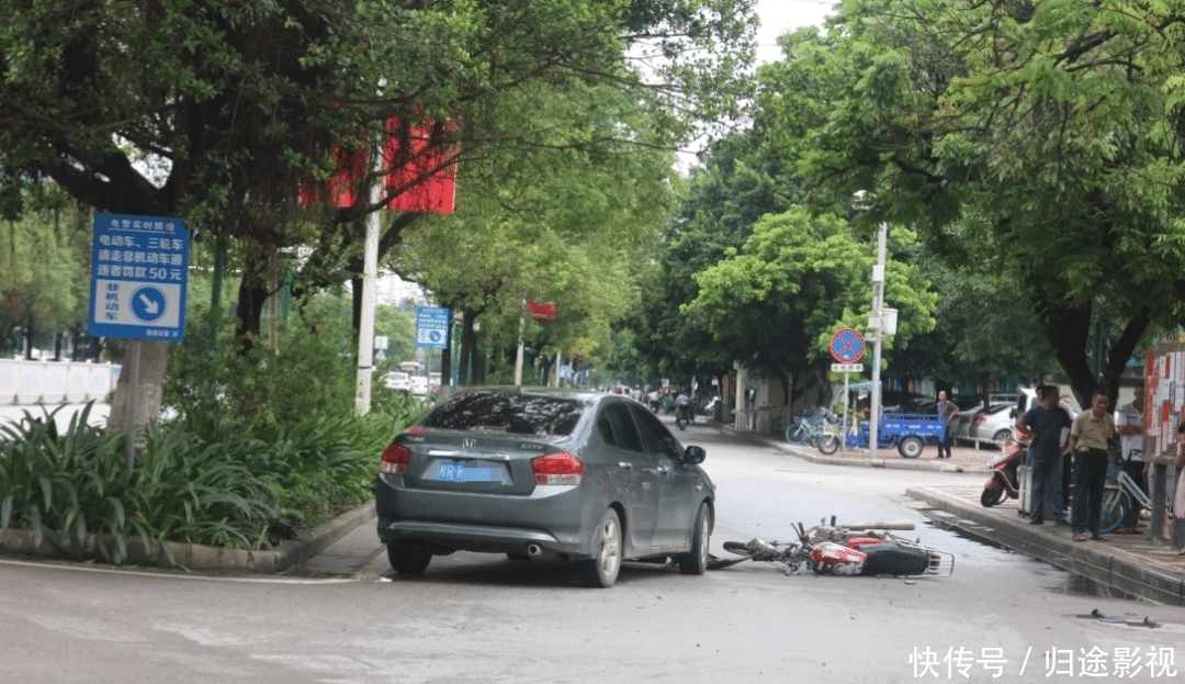  逆行|小年轻骑摩托没戴头盔逆行冲fafa，结果......