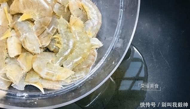 上桌|连壳吞的椒盐虾,一上桌就被扫光,好吃到忘记吃饭,教你怎么做吧