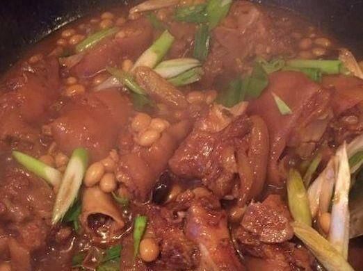  卤肉|卤肉师傅：让猪蹄炖得又香又烂，要记住炖“猪蹄”3个技巧