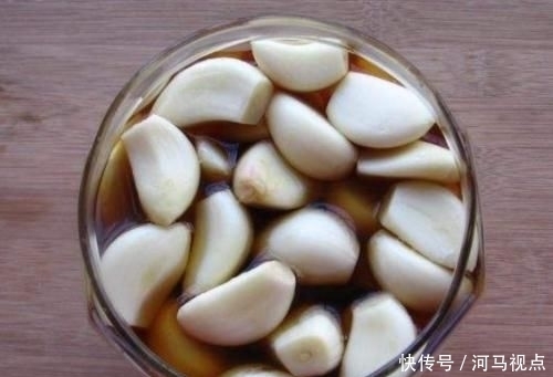  蒜就|腌腊八蒜时，别只知道加醋，加一点“它”，腊八蒜又绿又脆！