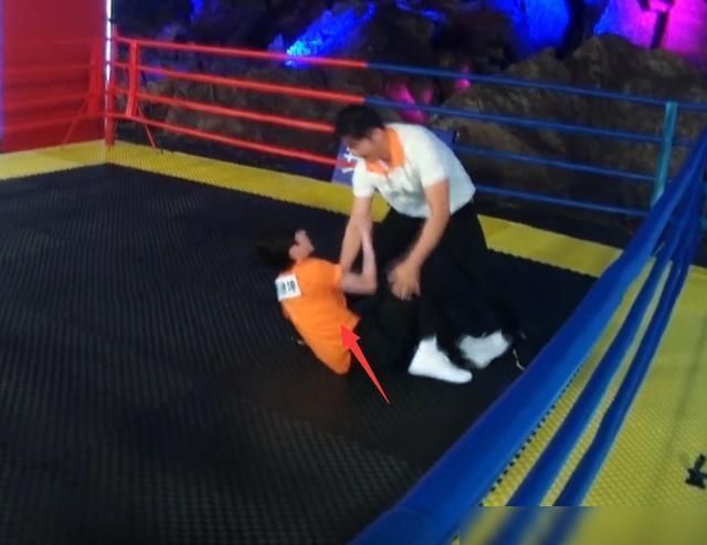  名牌|单薄蔡徐坤PK李晨撕名牌，KO只需3秒钟！