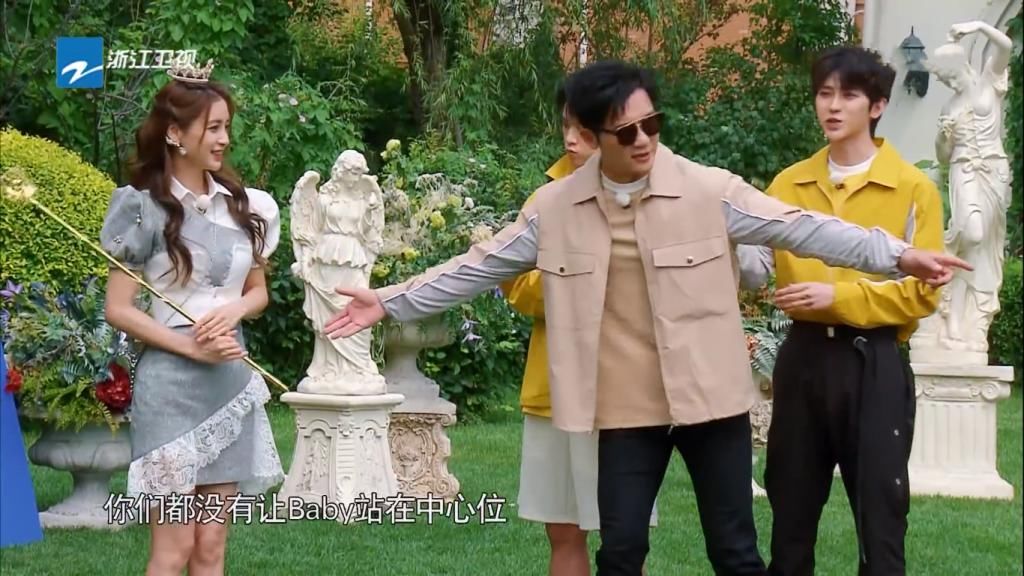  成员|郑恺塞baby嘴里的薯片，她又拿了出来，有人看清薯片被丢哪了吗？