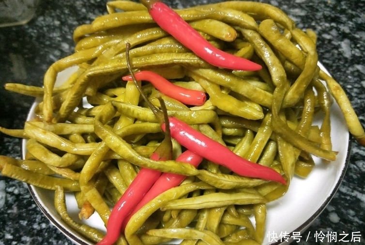 凉开水|腌酸豆角,别用凉开水了!外婆用它,3天就腌好,更酸更脆更营养