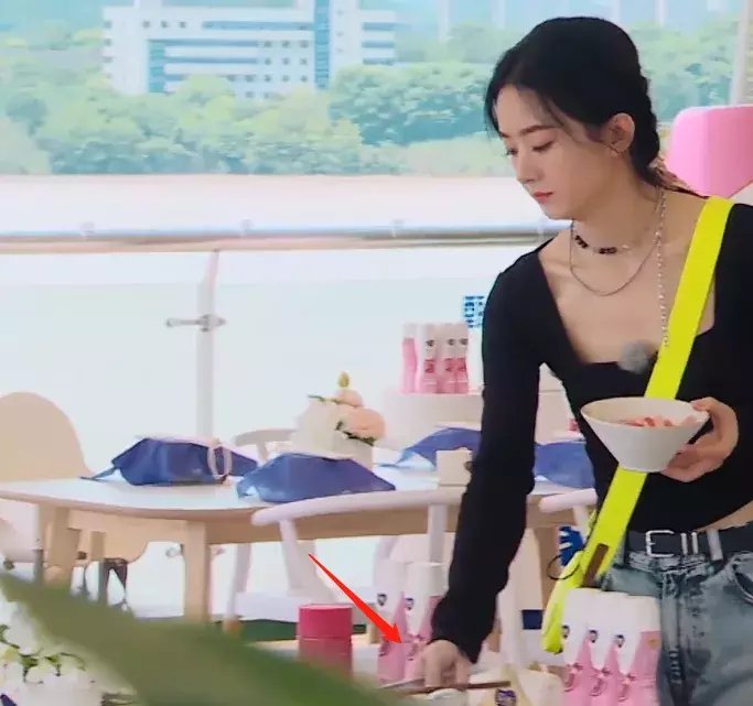  糟糕|赵丽颖《中餐厅》把刨冰吐回碗里，边数钱边吃饭，生活习惯太糟糕
