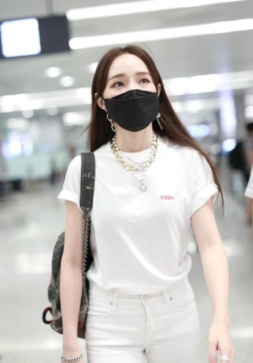 造型|孟佳造型朋克,穿日常款短袖配牛仔裤,也要配条“大金链子”