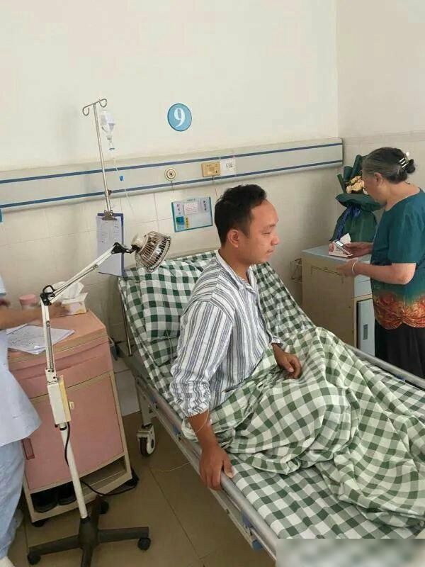  快递|90后快递小哥为救小女受重伤，事后被奖励5万元