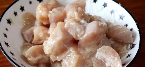  不腻|教你鸡胸肉最香的做法，外皮酥脆，肉嫩不柴，怎么吃都吃不腻