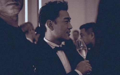  直播间|霸总王耀庆走出荧幕出手一样阔绰！生日直播首秀送LV包