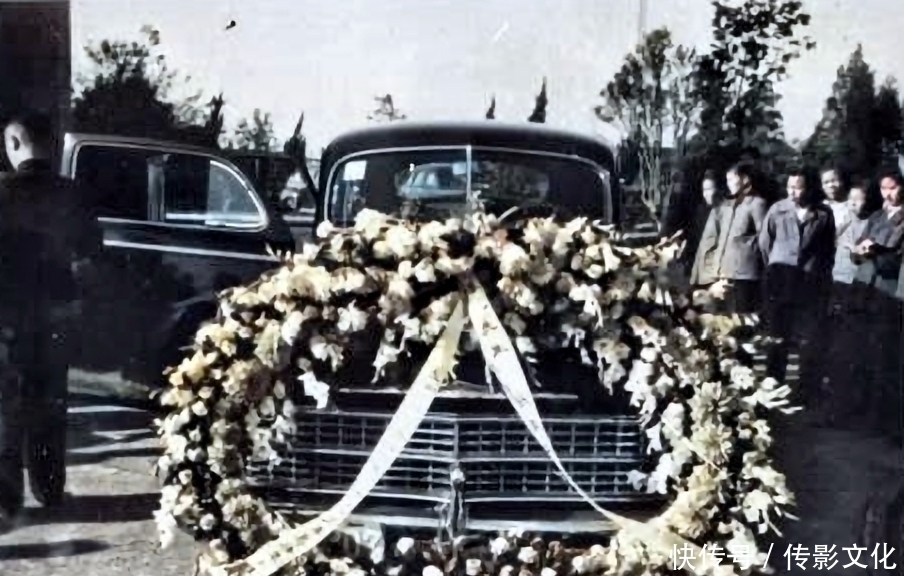 珍贵|1936年鲁迅出殡珍贵老照片,几万人送行,16位文学界大佬抬棺扶灵