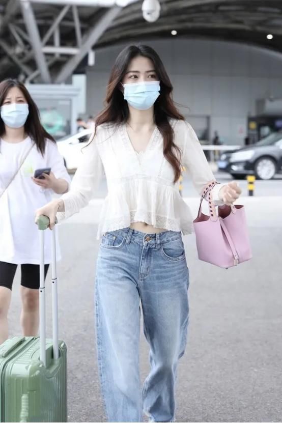  上衣|徐璐真挺瘦，荷叶边上衣配牛仔裤造型“松垮垮”，纤细腰身好吸睛