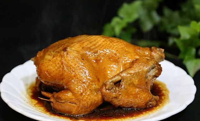  肚子里面|夏天，鸡最简单的做法，不放一滴水和油，太香了，比烤鸡还好吃