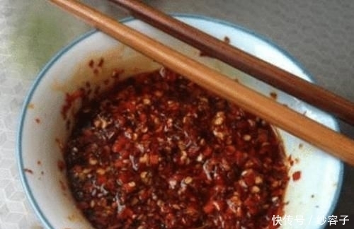 热油|炸辣椒油,最“忌讳”直接泼热油,记住其中秘诀,香辣入味不发黑