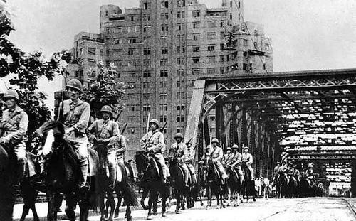 亲手|此人乃民国最成功倒戈将军,一生8次倒戈,最后亲手终结蒋家王朝