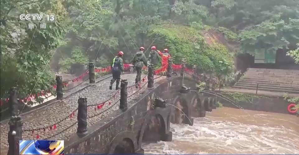 暴雨致游客被困急流 连云港消防筑人墙救援