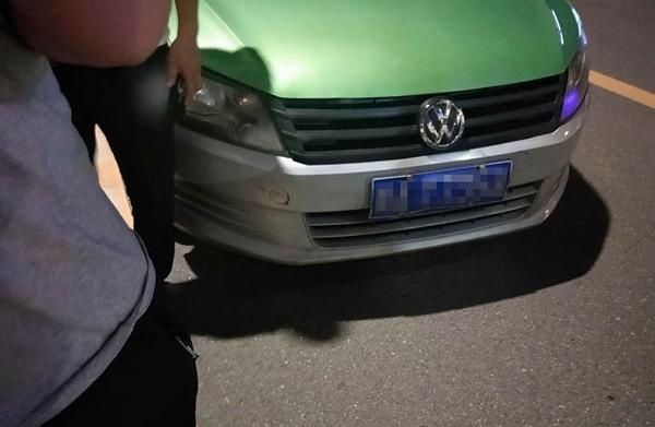  出租车|凌晨“出租车司机”抓伤交警被众人制伏 原来驾驶的还是套牌车