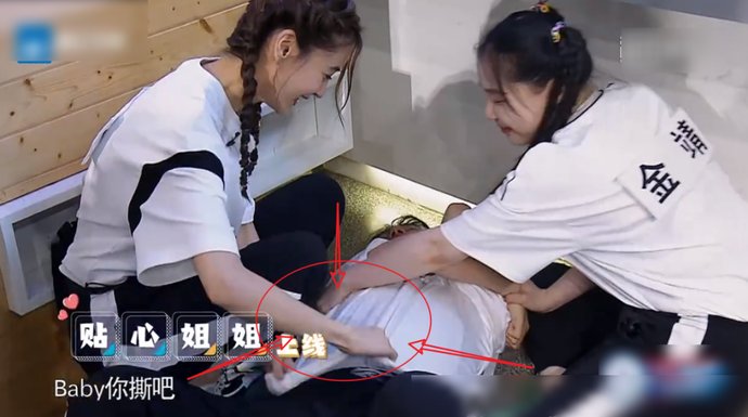  没错|郭麒麟被姐姐们围堵，看清baby的反应后，是暖心大姐姐没错了