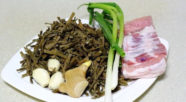  五花肉|1块五花肉，1把干豆角，放锅里炖一炖，又香又下饭，一碗都不够吃