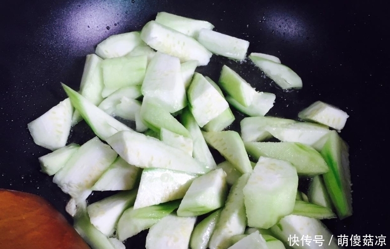 称为|丝瓜和它是绝配,称为“褪黑素”,晒黑的肌肤白回来,精神过夏天