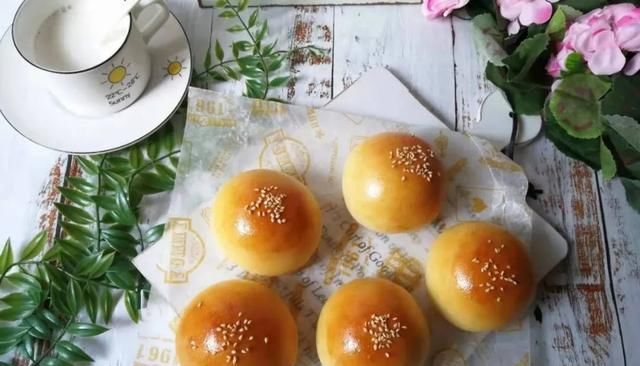  奶黄|超好吃的奶黄小餐包，松软香甜，一口咬下去根本停不下来！