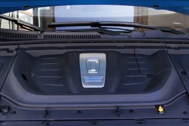 SUV|试驾奔腾全新纯电动SUV E01!造型科幻+三块大屏,驾乘感舒适