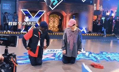 布布|《街舞》王一博与布布battle，迅速学会小绝招，膝盖却承受不住了