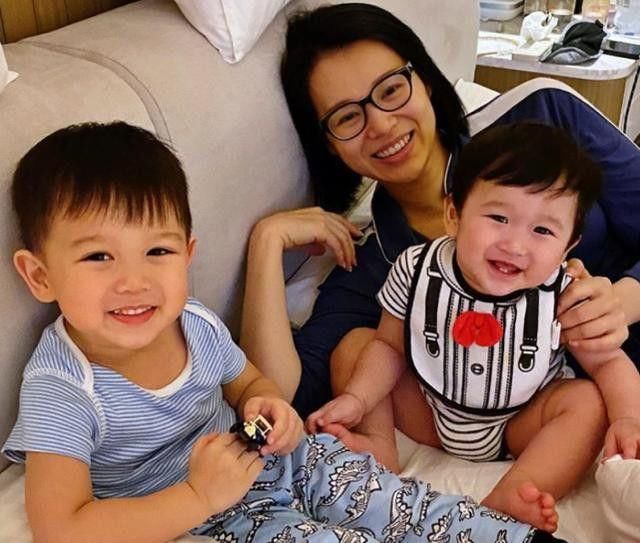 胡杏儿穿了一|胡杏儿太接地气了，站街边认真烤乳猪，不细看真以为是卖烤猪的！