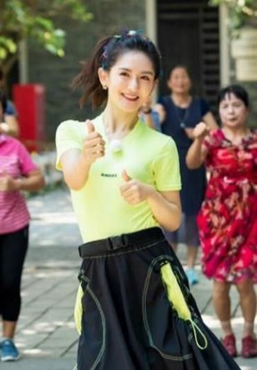 谢娜|谢娜才是“冻龄女神”，俩孩子妈的人还能这么嫩，39岁人比花还娇