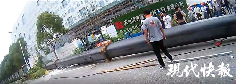  货车|数十米长的吊车吊臂突然断裂，路过货车被砸中……