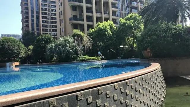  溺水|痛心！浙江5岁男孩在小区游泳池溺亡，母亲哭到不会说话！警方：孩子溺水时，无人发现