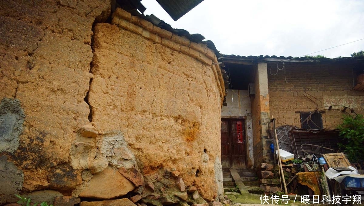 为啥|70岁大爷住山村瓦屋，邻居都已搬走，看他为啥不愿离开