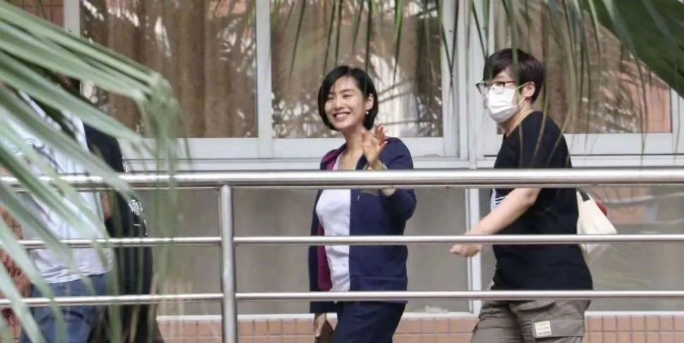 摇钱树|小S“摇钱树”计划稳了！母女同登封面似姐妹这是医美的力量？