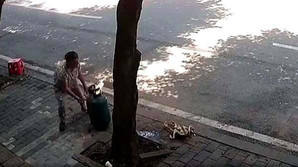  烧鸭|女子烧鸭毛不慎点燃液化气罐，魔幻方式灭火令人费解！