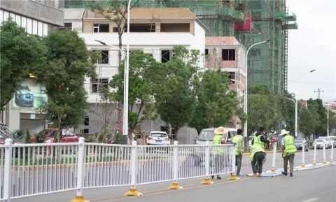  隔离护栏|还想随意调头、乱穿马路？红河蒙自这条路装了个“神器”