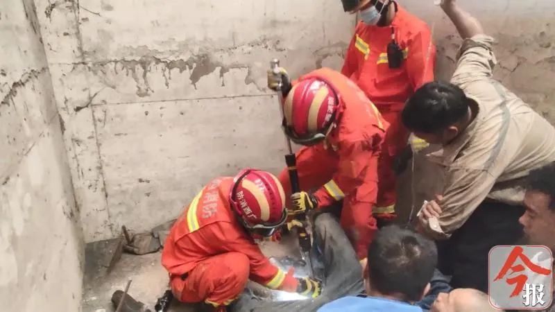  臀部|救援！广西一厂区工人坠入深坑，臀部被钢筋刺入，动弹不得！