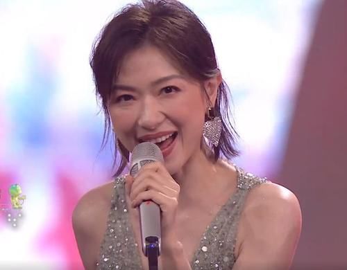  姐姐|万茜主持首秀台风稳，抢话何炅超自信！