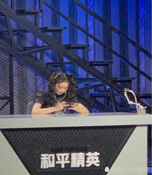  综艺|硬糖少女陈卓璇和徐艺洋同台录制综艺，徐艺洋全程憋笑，陈姐厉害了