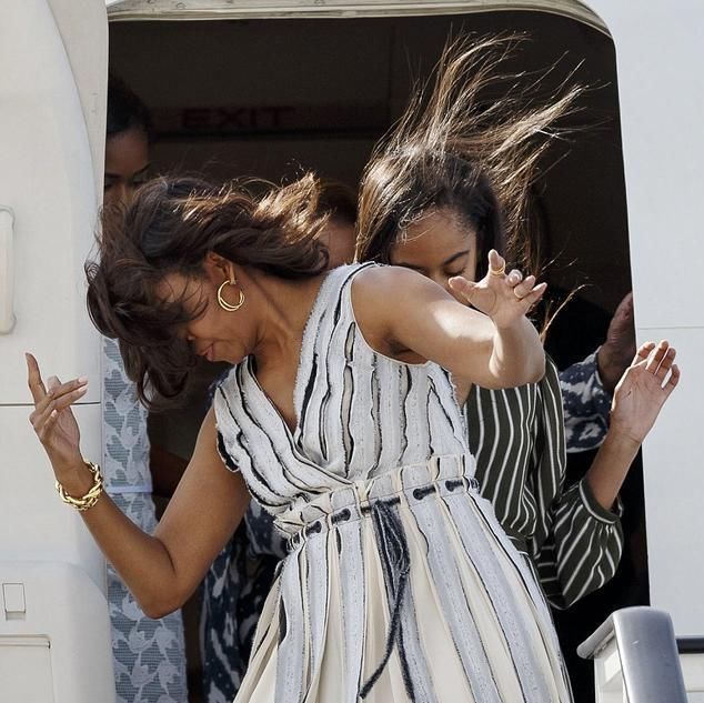 米歇尔|米歇尔穿裙遇狂风花容失色!还是梅拉尼娅段位高,压住裙摆像梦露