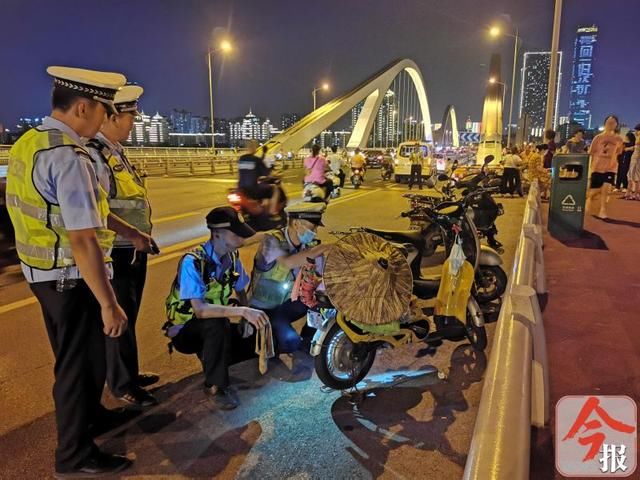 交警|在广雅大桥上扎堆看风景的车主们,你们违规停放的车被交警拖走了