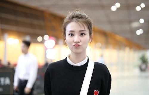  桃心|乔欣街拍：桃心黑色针织衫 Fendi银灰色法棍包乖巧学院风